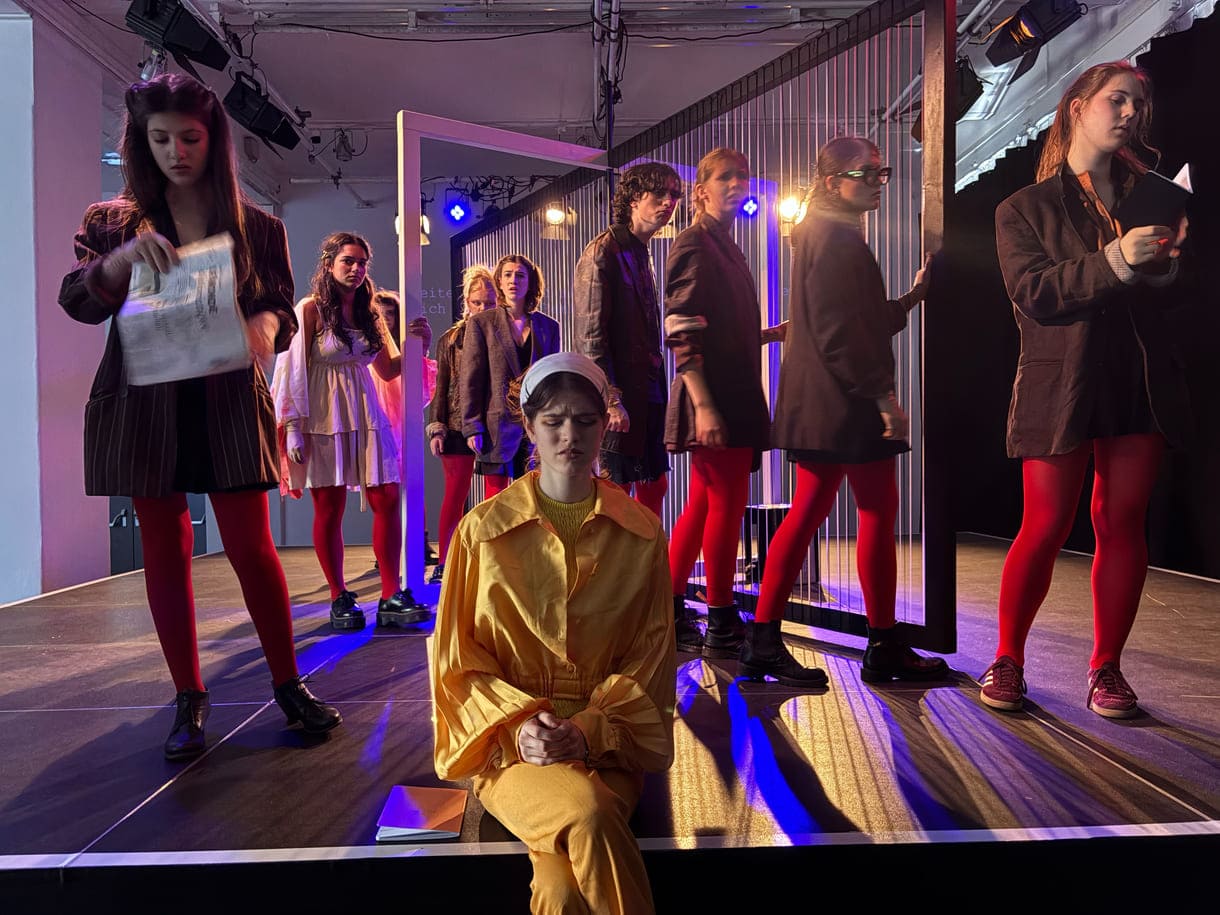 Szenenfoto aus "RAGE - Hinter der Gelben Tapete" von "Das SchauSpielWerk Jugend" im WuK (Wien)