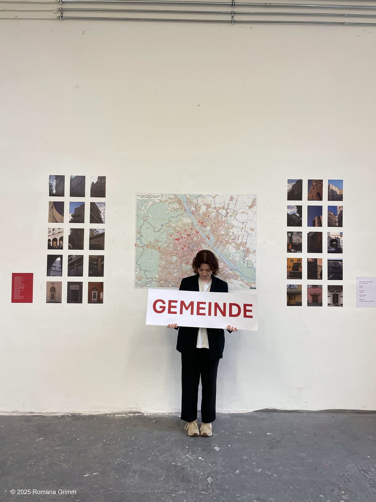 Die Fotografin und in Teil ihrer Ausstellung