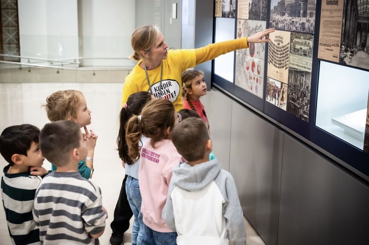 Kinder aus dem Inklusions-Kindergarten der Kinderfreunde bei ihrem Besuch im Parlament