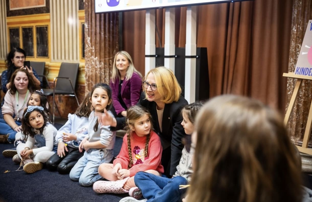 Kinder aus dem Inklusions-Kindergarten der Kinderfreunde bei ihrem Besuch im Parlament