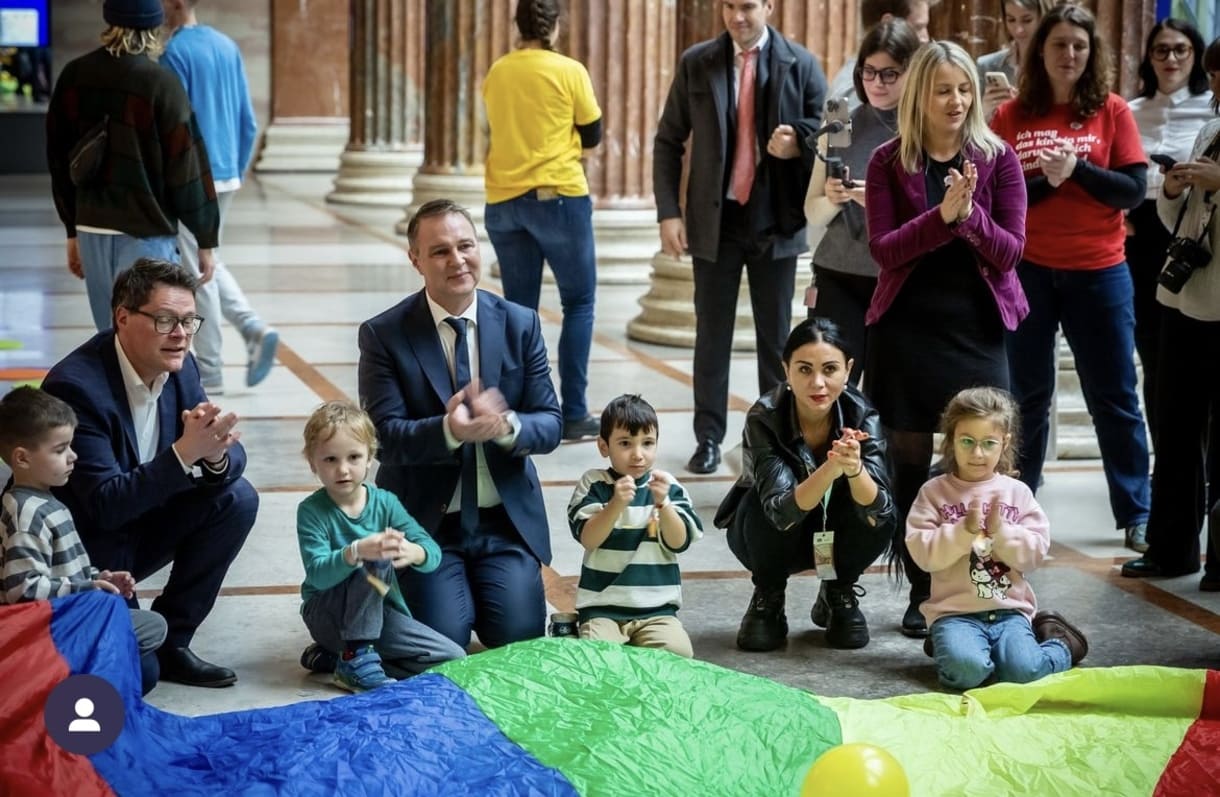 Kinder aus dem Inklusions-Kindergarten der Kinderfreunde bei ihrem Besuch im Parlament