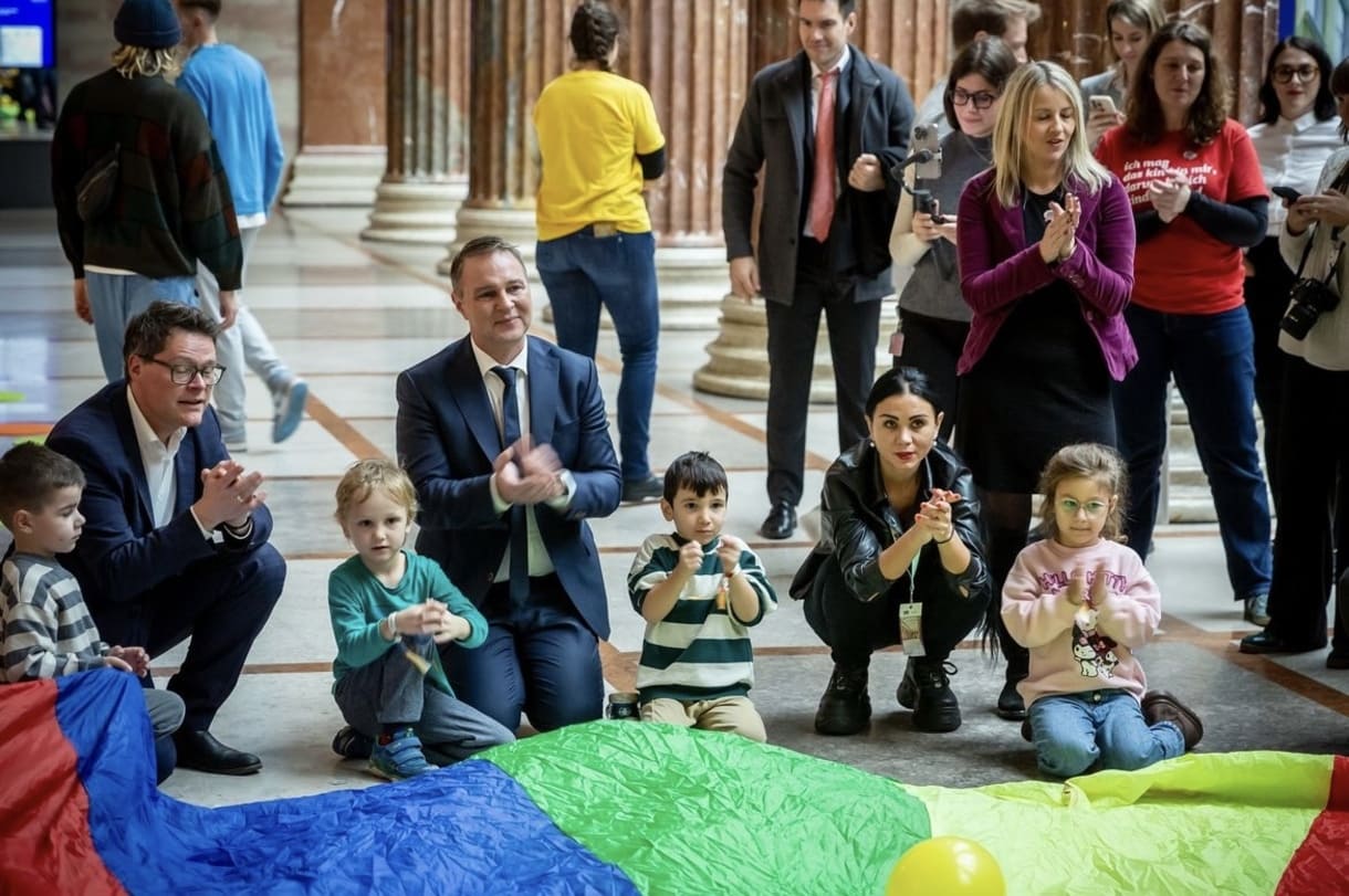 Kinder aus dem Inklusions-Kindergarten der Kinderfreunde bei ihrem Besuch im Parlament