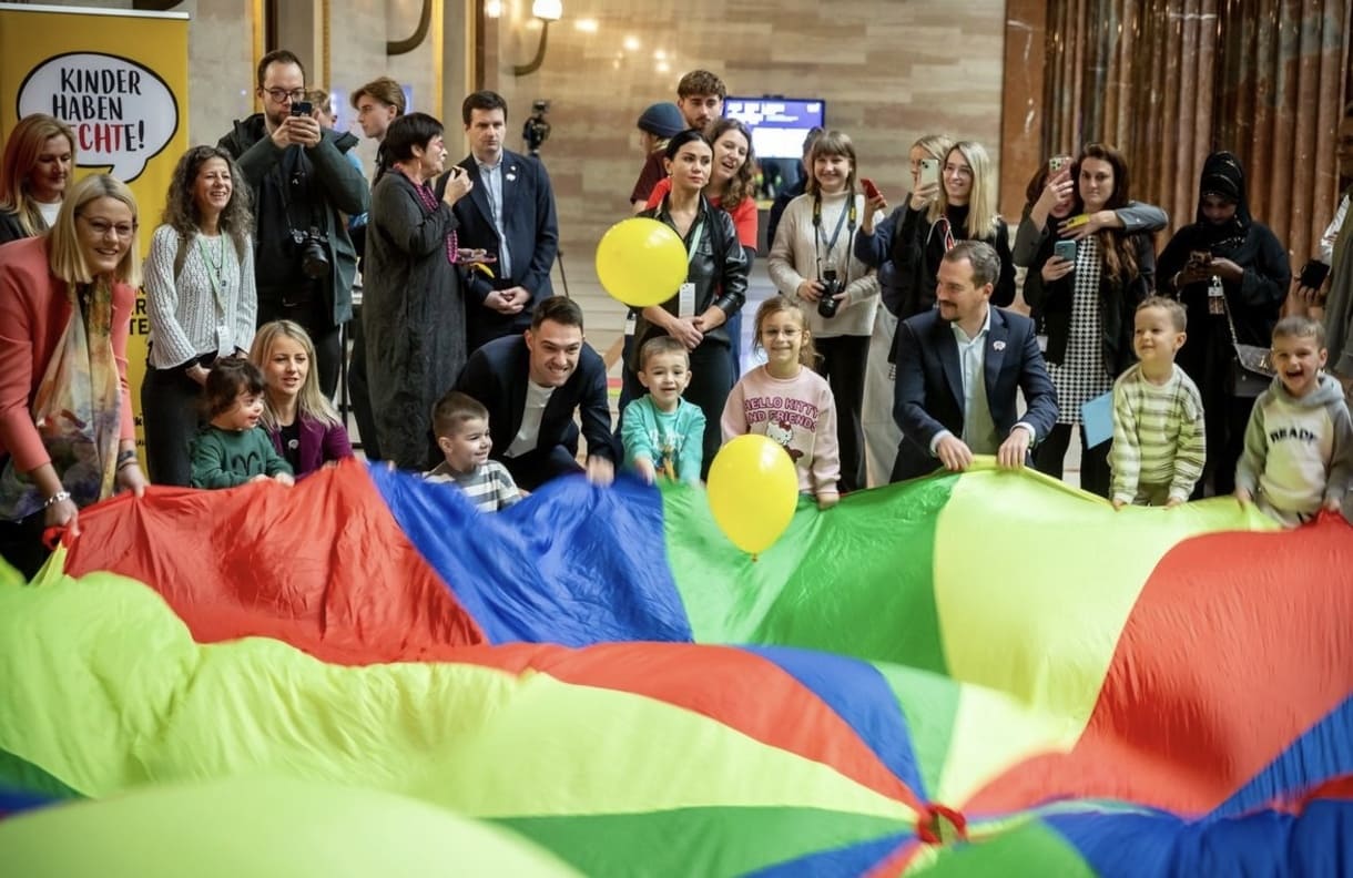 Kinder aus dem Inklusions-Kindergarten der Kinderfreunde bei ihrem Besuch im Parlament