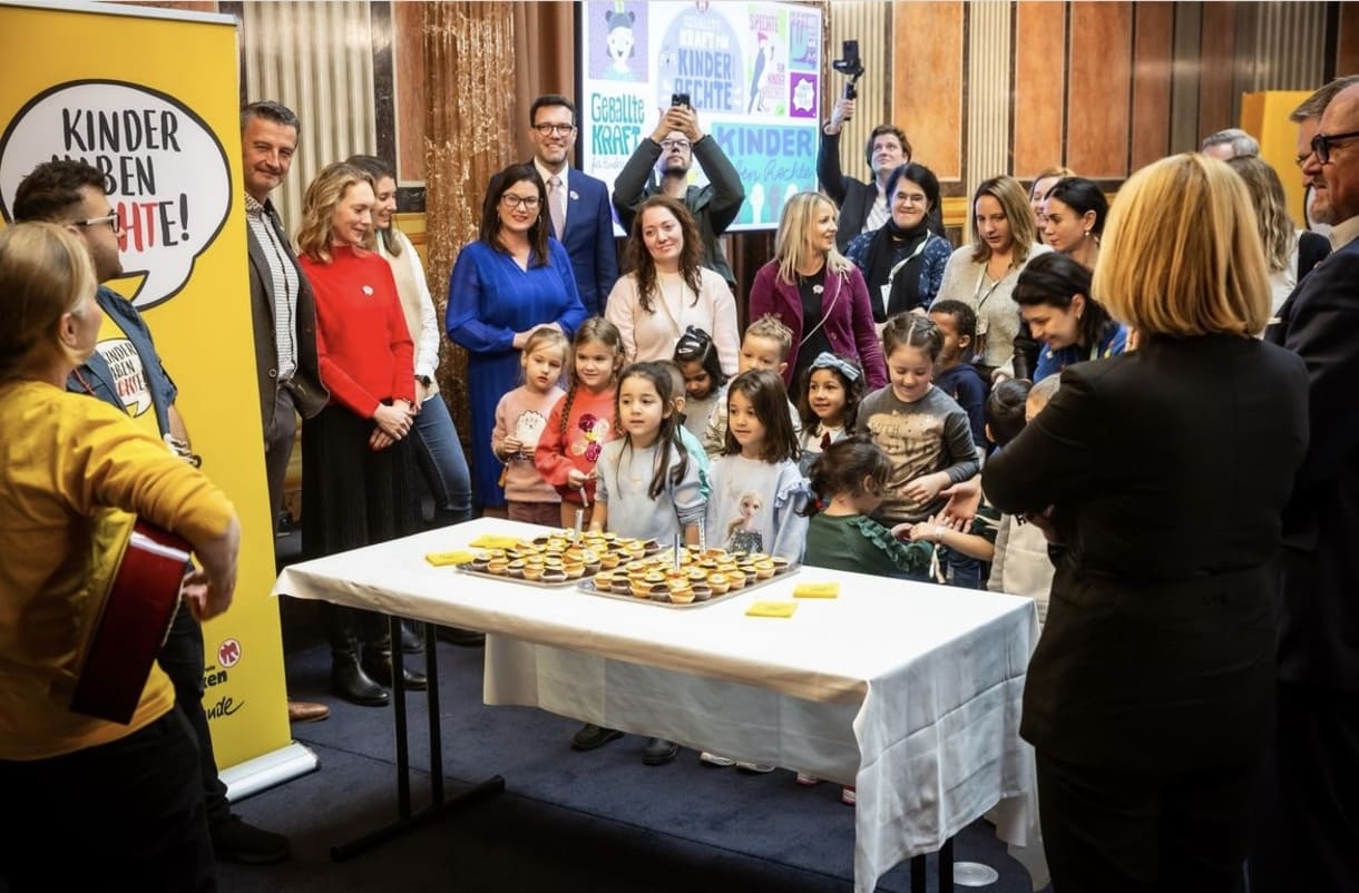 Kinder aus dem Inklusions-Kindergarten der Kinderfreunde bei ihrem Besuch im Parlament