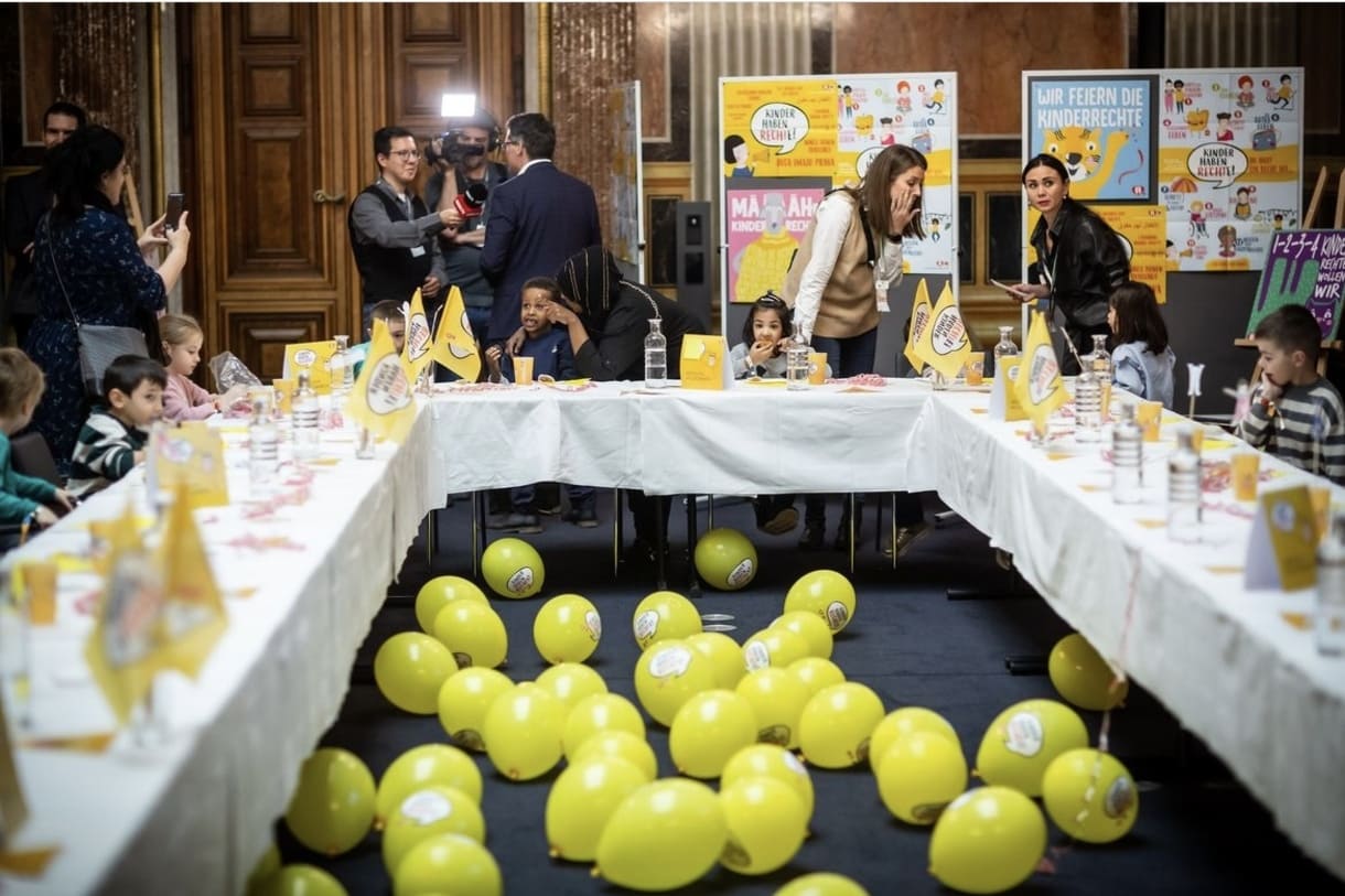 Kinder aus dem Inklusions-Kindergarten der Kinderfreunde bei ihrem Besuch im Parlament