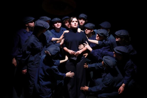 Szenenfoto aus "2062", inspiriert von George Orwells "1984" von der 7D des Polyäathetik-Zweigs des BORG Hegelgasse 12 (Wien) mit Theater Arche