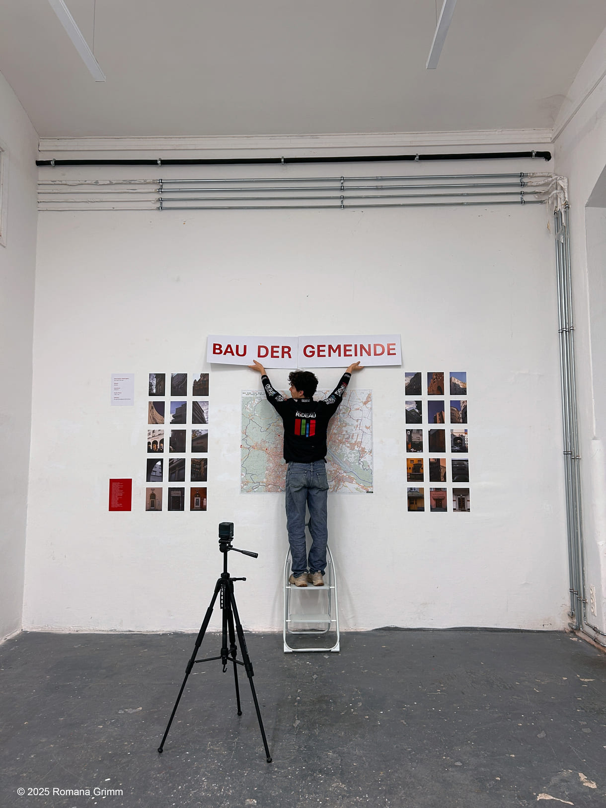 Die Fotografin und in Teil ihrer Ausstellung