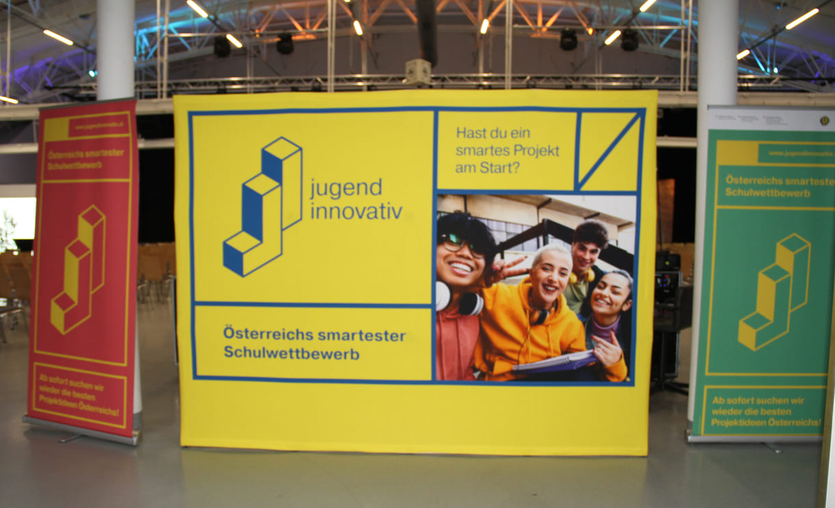 Jugend-Innovativ-Plakate auch am Eingang der Halle