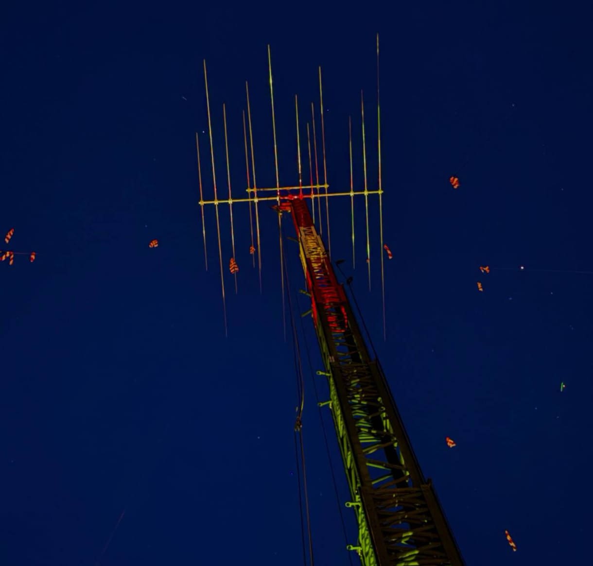 Rund 50 Meter hoher Sendemast - errichtet für das einwöchige Camp