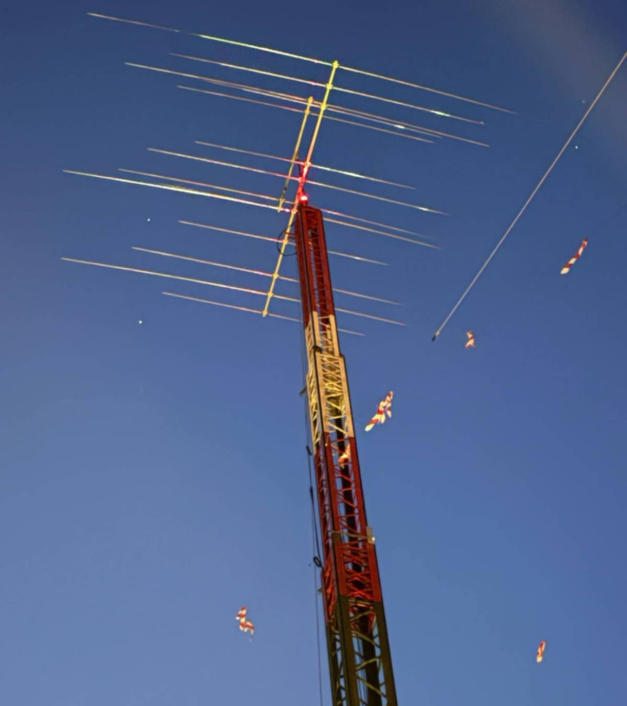 Rund 50 Meter hoher Sendemast - errichtet für das einwöchige Camp