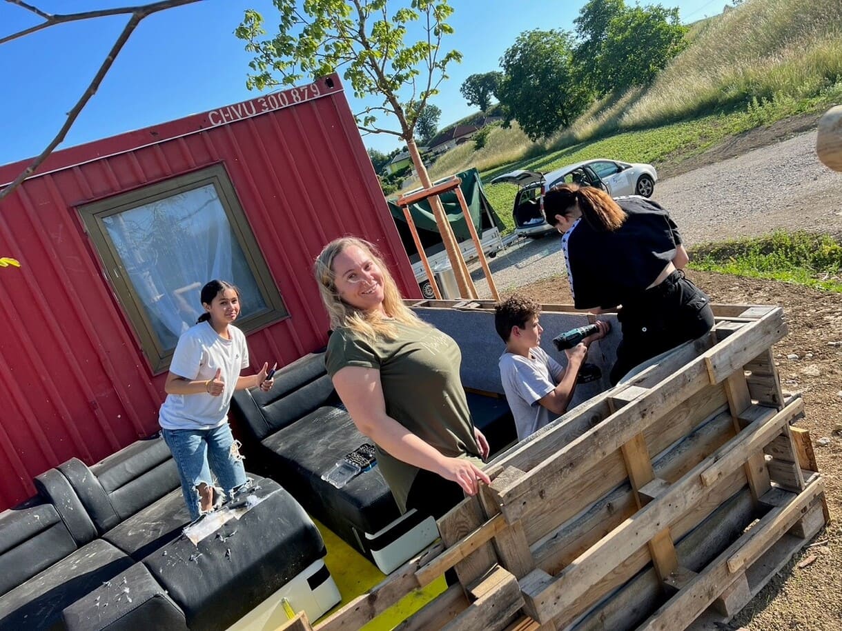 Treffen Jugendlicher bei ihrem Container