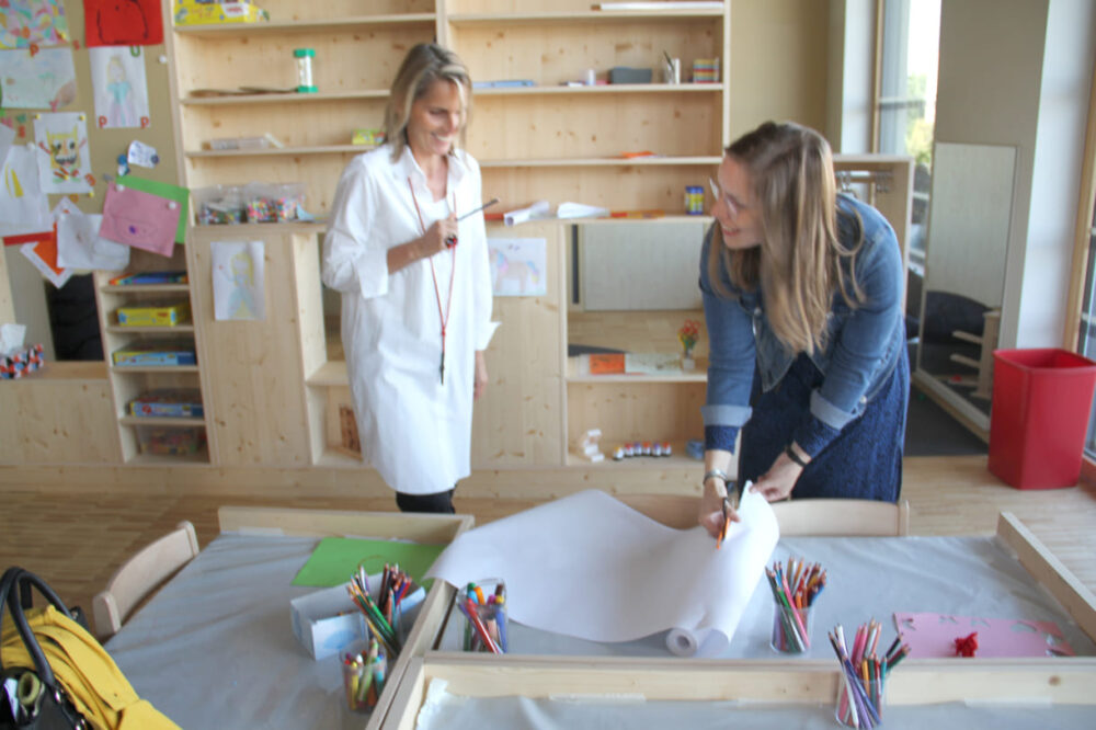 Karin Broukal, Abteilungsleiterin der Wiener Kindergärten (MA 10) holt sich Utensilien, um ein Bild zu malen...