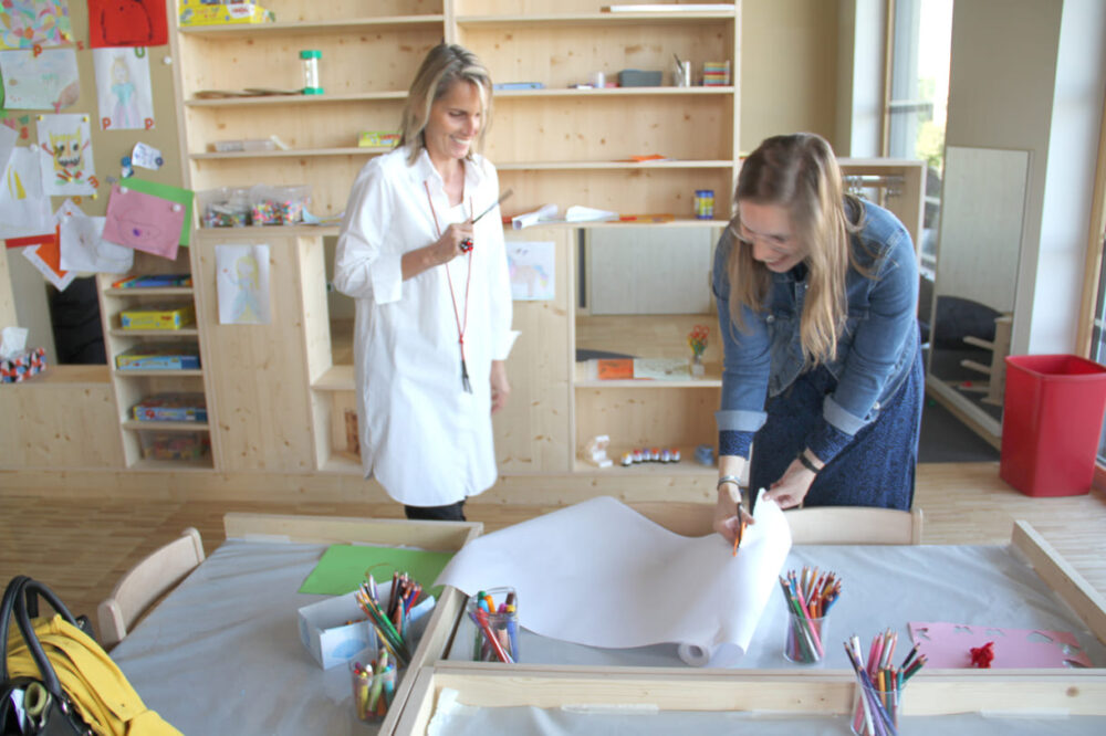 Karin Broukal, Abteilungsleiterin der Wiener Kindergärten (MA 10) holt sich Utensilien, um ein Bild zu malen...