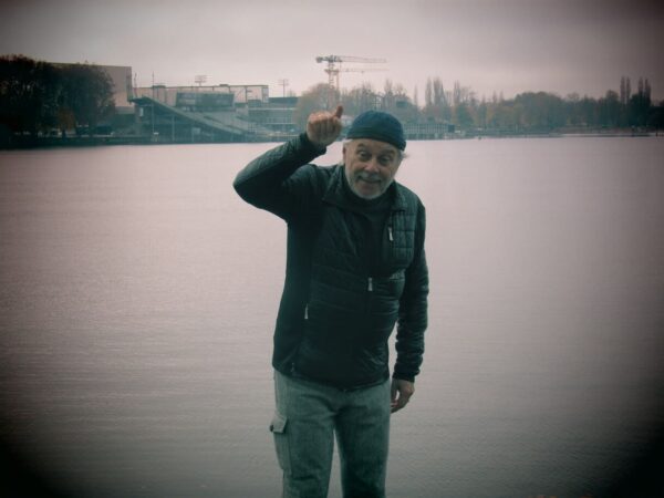 Proben-Szenen vor dem Bodensee: Werner Mössler mit Gebärde aus dem projekt "5 Schritte Frieden": Gebärde für "Auf"