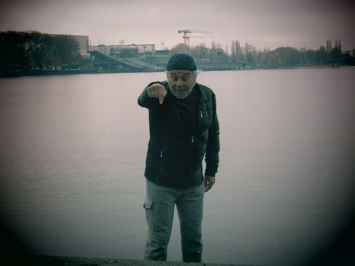 Proben-Szenen vor dem Bodensee: Werner Mössler mit Gebärde aus dem projekt 