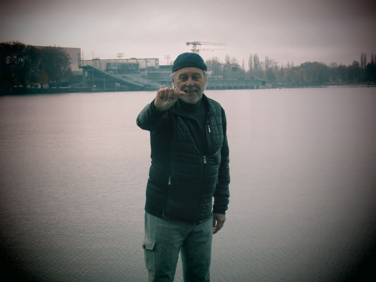 Proben-Szenen vor dem Bodensee: Werner Mössler mit Gebärde aus dem projekt 