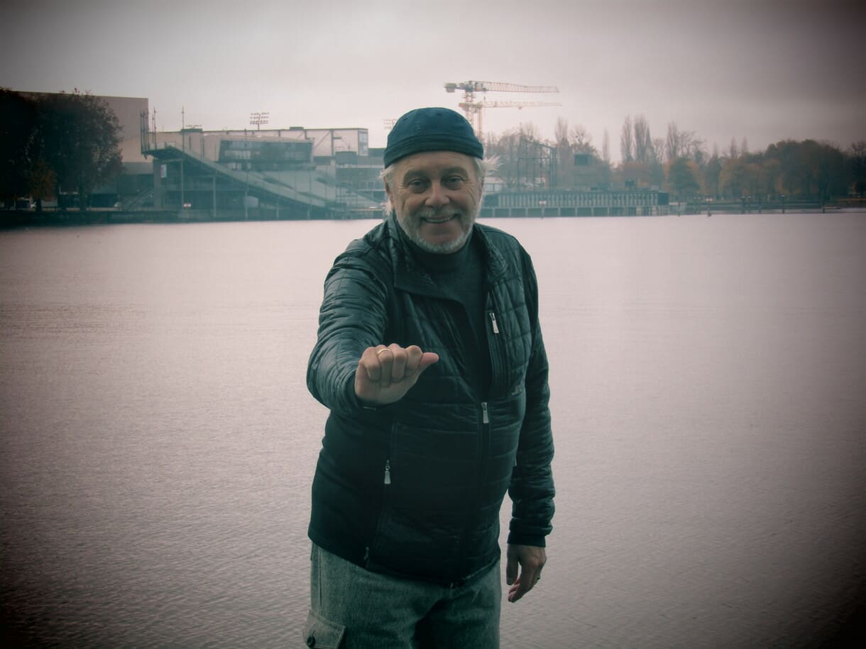 Proben-Szenen vor dem Bodensee: Werner Mössler mit Gebärde aus dem projekt 