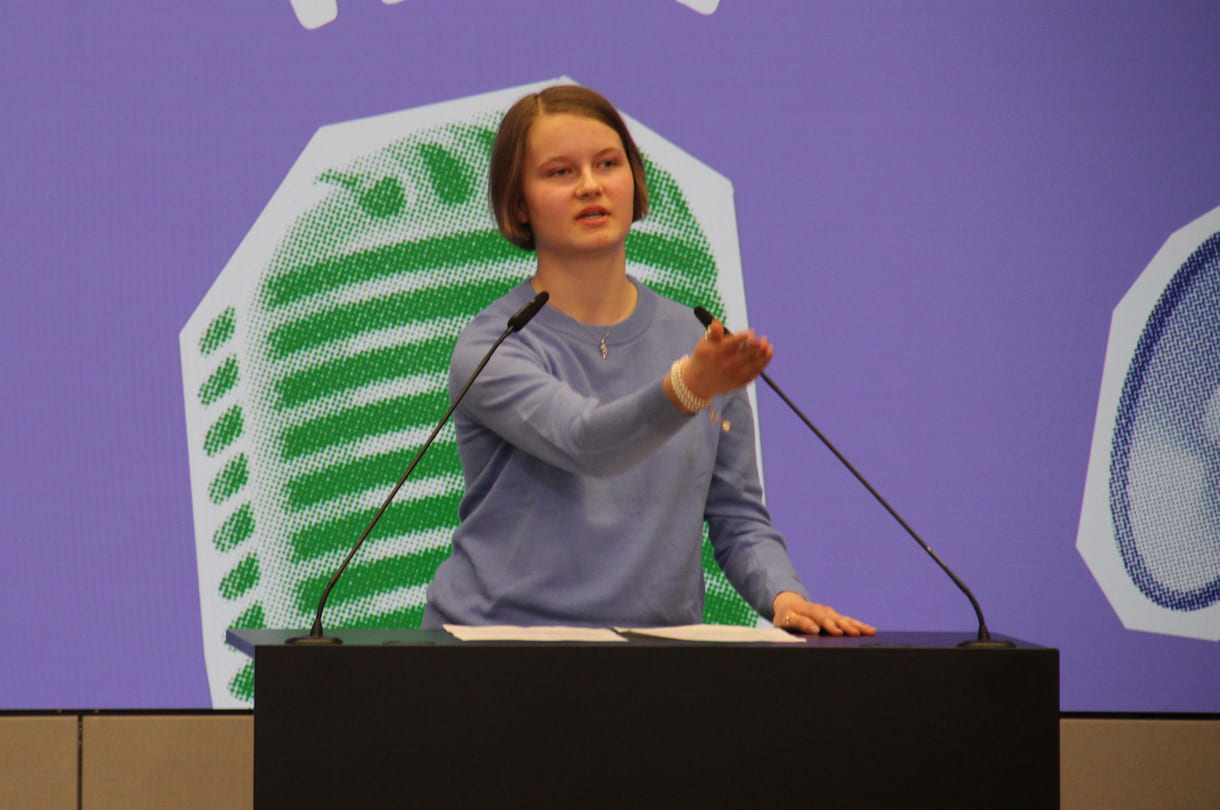 Kaya Lehmann (AHS Maria Regina) wählte Englisch neben Deutsch für ihre Rede