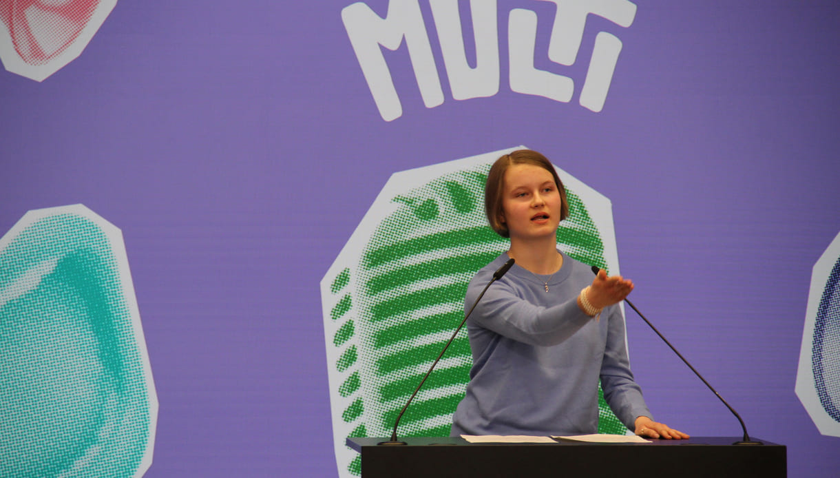 Kaya Lehmann (AHS Maria Regina) wählte Englisch neben Deutsch für ihre Rede