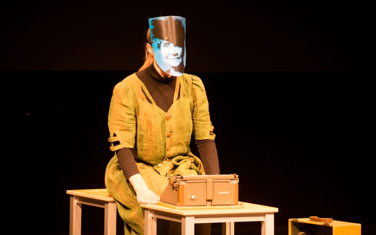 Schauspielerin mit Maske - Szene aus 