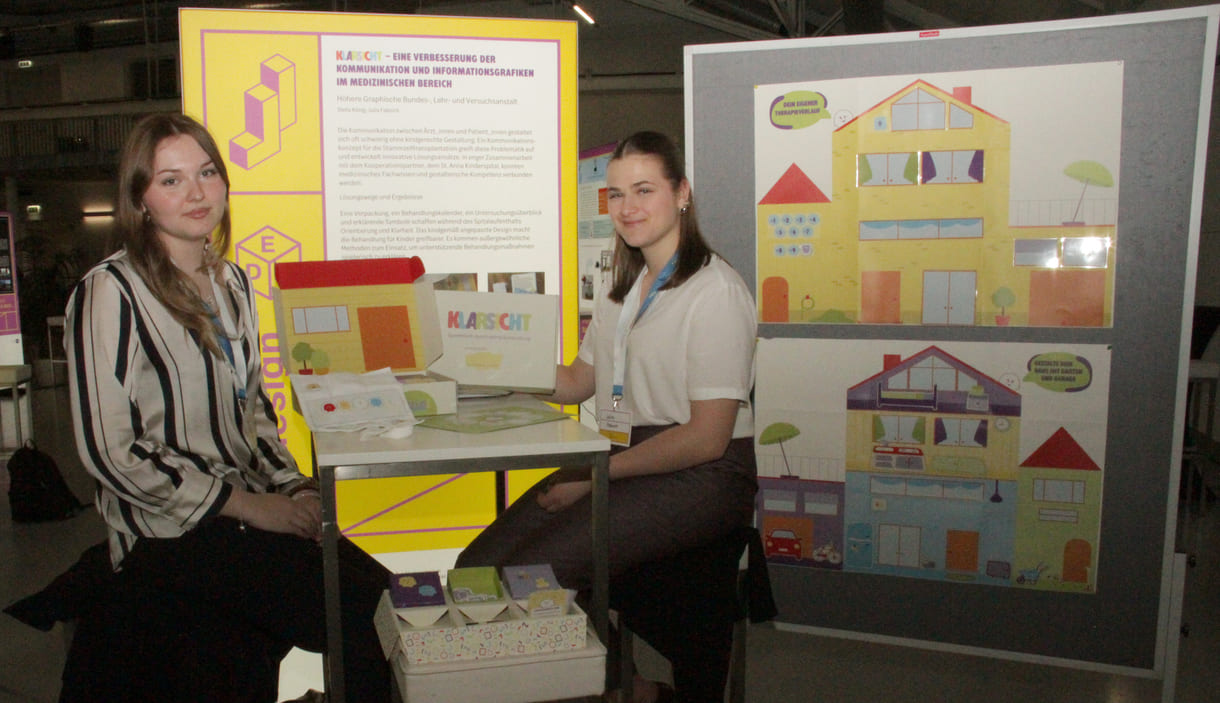 Stella König und Julia Fabsich mit den spielerischen, lichten Erklärmaterialien für ie komplizierte medizische Behandlung von Kindern