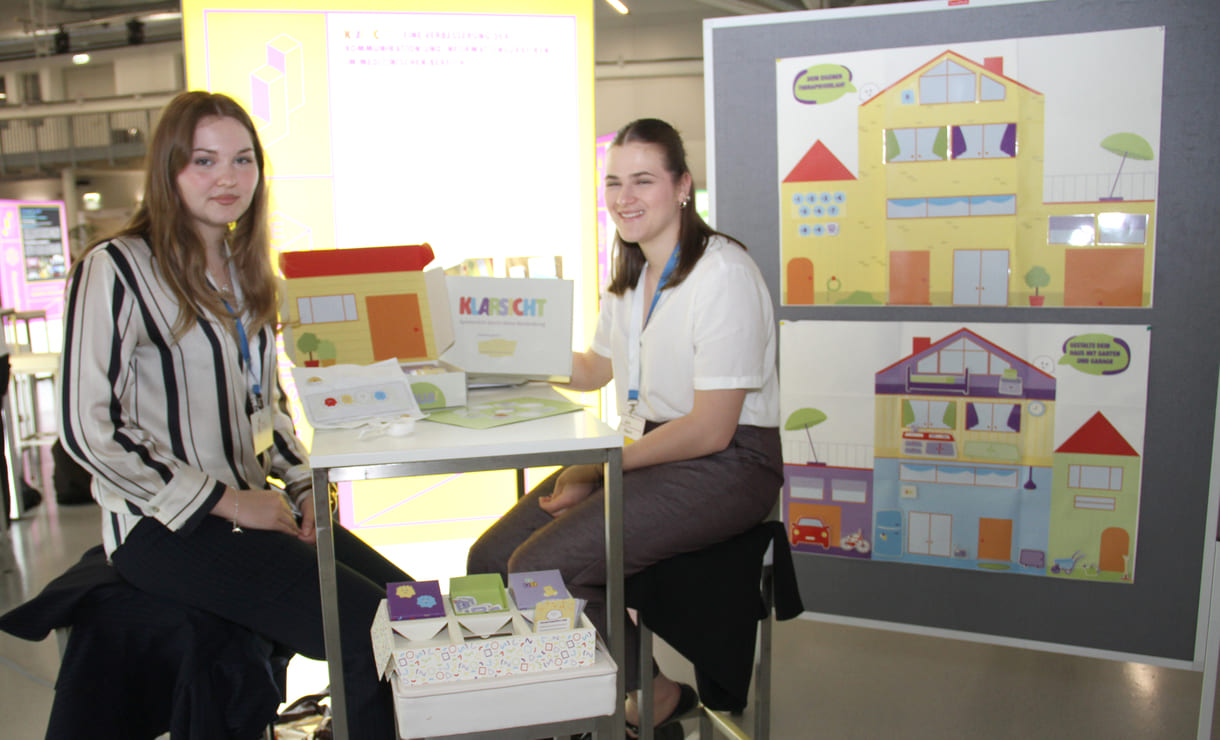 Stella König und Julia Fabsich mit den spielerischen, lichten Erklärmaterialien für ie komplizierte medizische Behandlung von Kindern