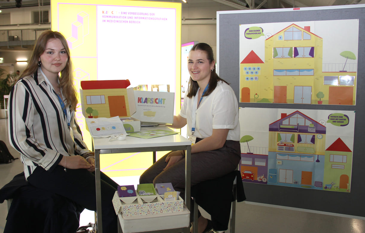 Stella König und Julia Fabsich mit den spielerischen, lichten Erklärmaterialien für ie komplizierte medizische Behandlung von Kindern