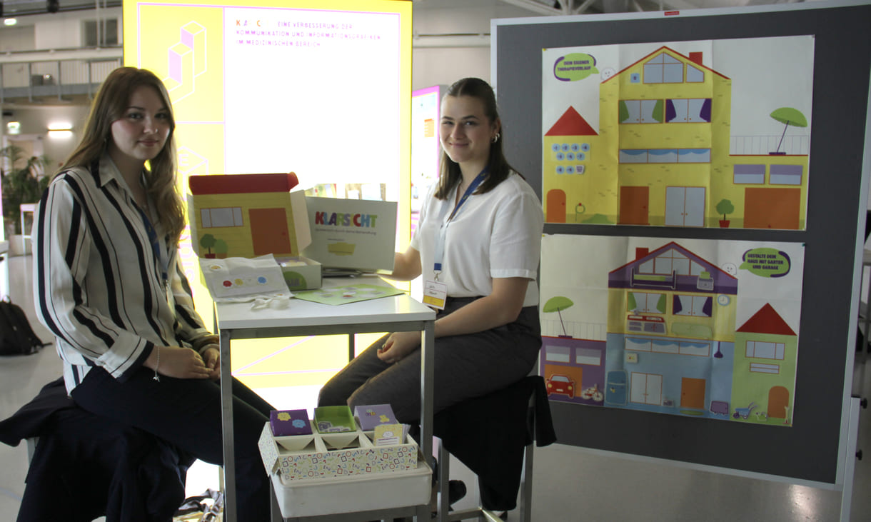 Stella König und Julia Fabsich mit den spielerischen, lichten Erklärmaterialien für ie komplizierte medizische Behandlung von Kindern