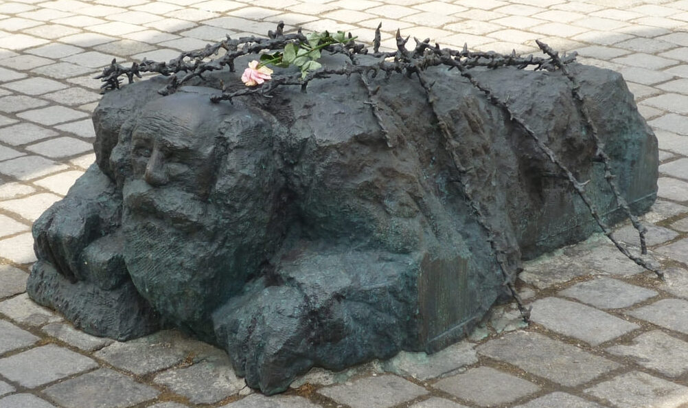 Knieender und straßenwaschener Jude - Teil des Mahnmal-Ensembles gegen Krieg und Faschismus von Alfred Hrdlicka auf dem Wiener Albertinaplatz; diesem Teil des Mahnmals musste nachträglich Stacheldraht hinzugefügt werden, weil sich immer wieder Menschen auf diesn Teil des Mahnmals gesetzt haben!