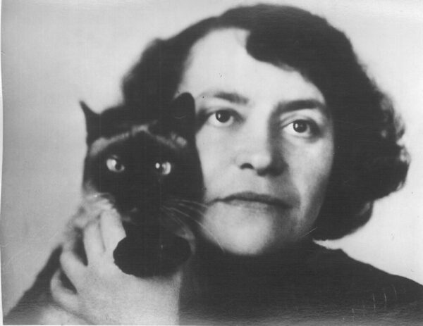 Alma Johanna Koenig - mit Katze