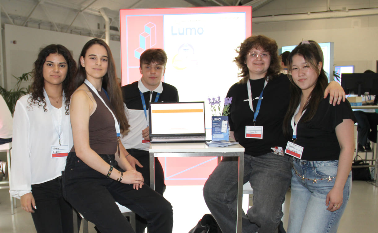 Anna Erdélyi, Monika Komsić, Lars hornig, Jennifer Dumitriu und Ayana Akimalieva präsentieren auf Monitoren Lumo - eine spielerische Lern-App für Legasteheniker:innen
