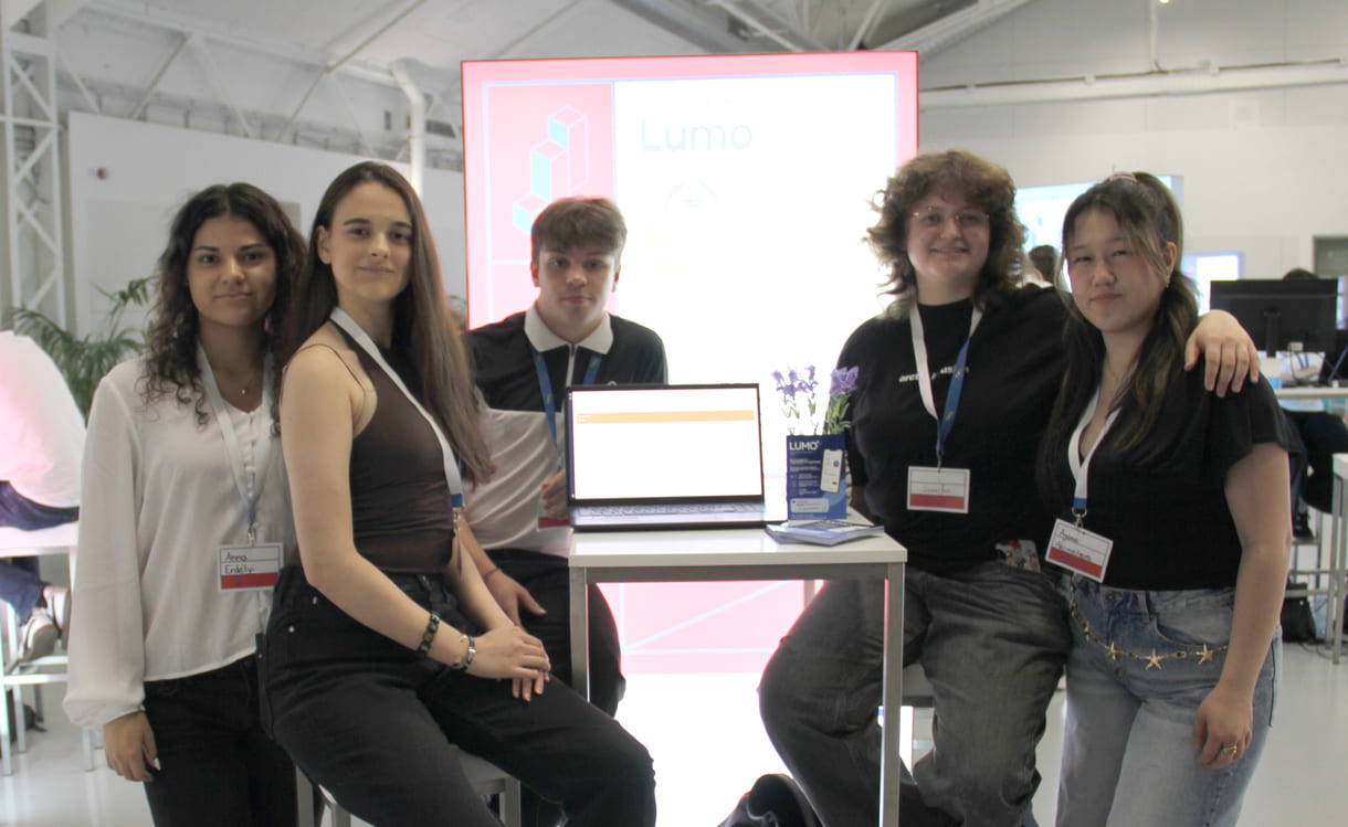 Anna Erdélyi, Monika Komsić, Lars hornig, Jennifer Dumitriu und Ayana Akimalieva präsentieren auf Monitoren Lumo - eine spielerische Lern-App für Legasteheniker:innen