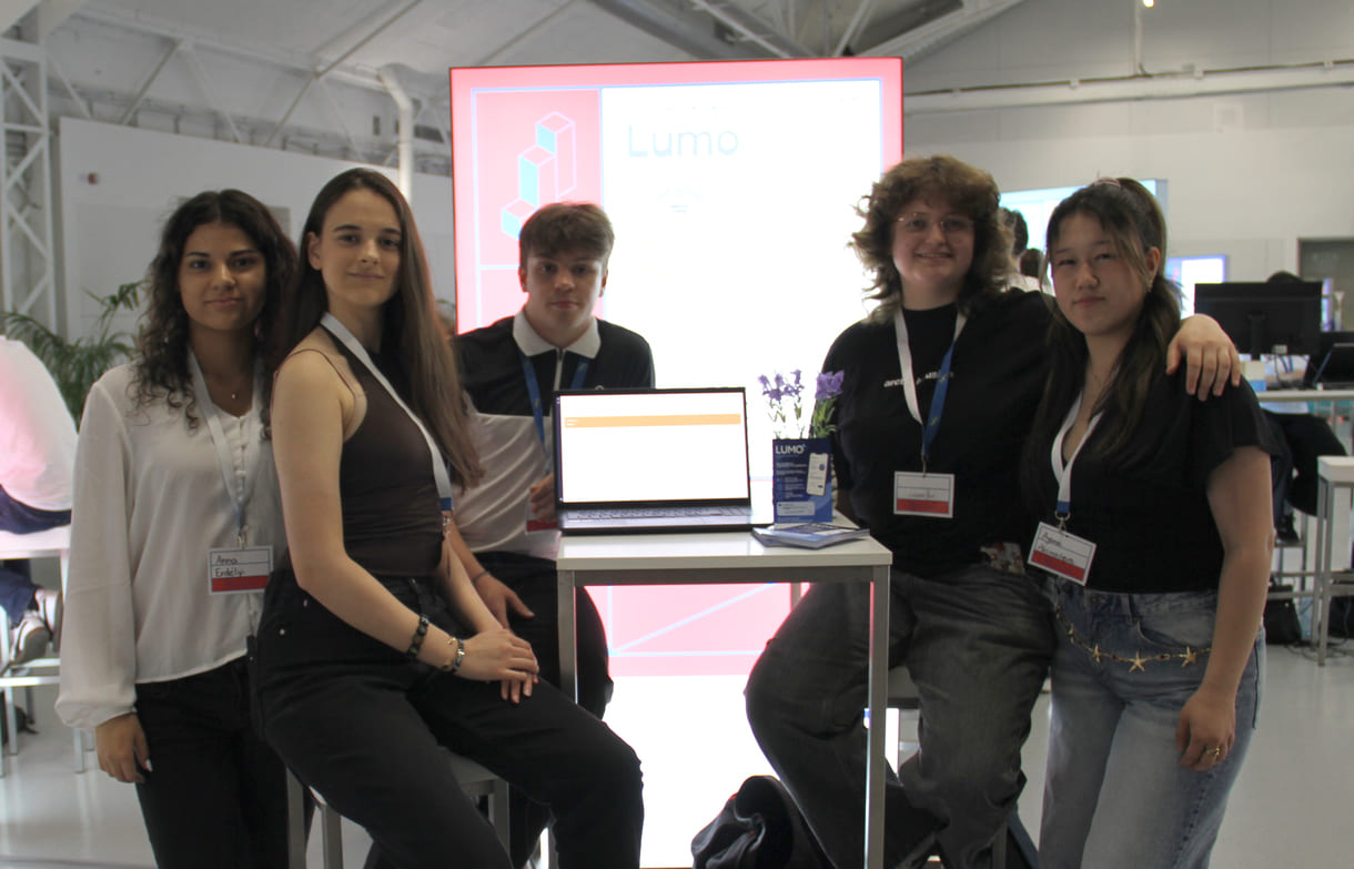 Anna Erdélyi, Monika Komsić, Lars hornig, Jennifer Dumitriu und Ayana Akimalieva präsentieren auf Monitoren Lumo - eine spielerische Lern-App für Legasteheniker:innen