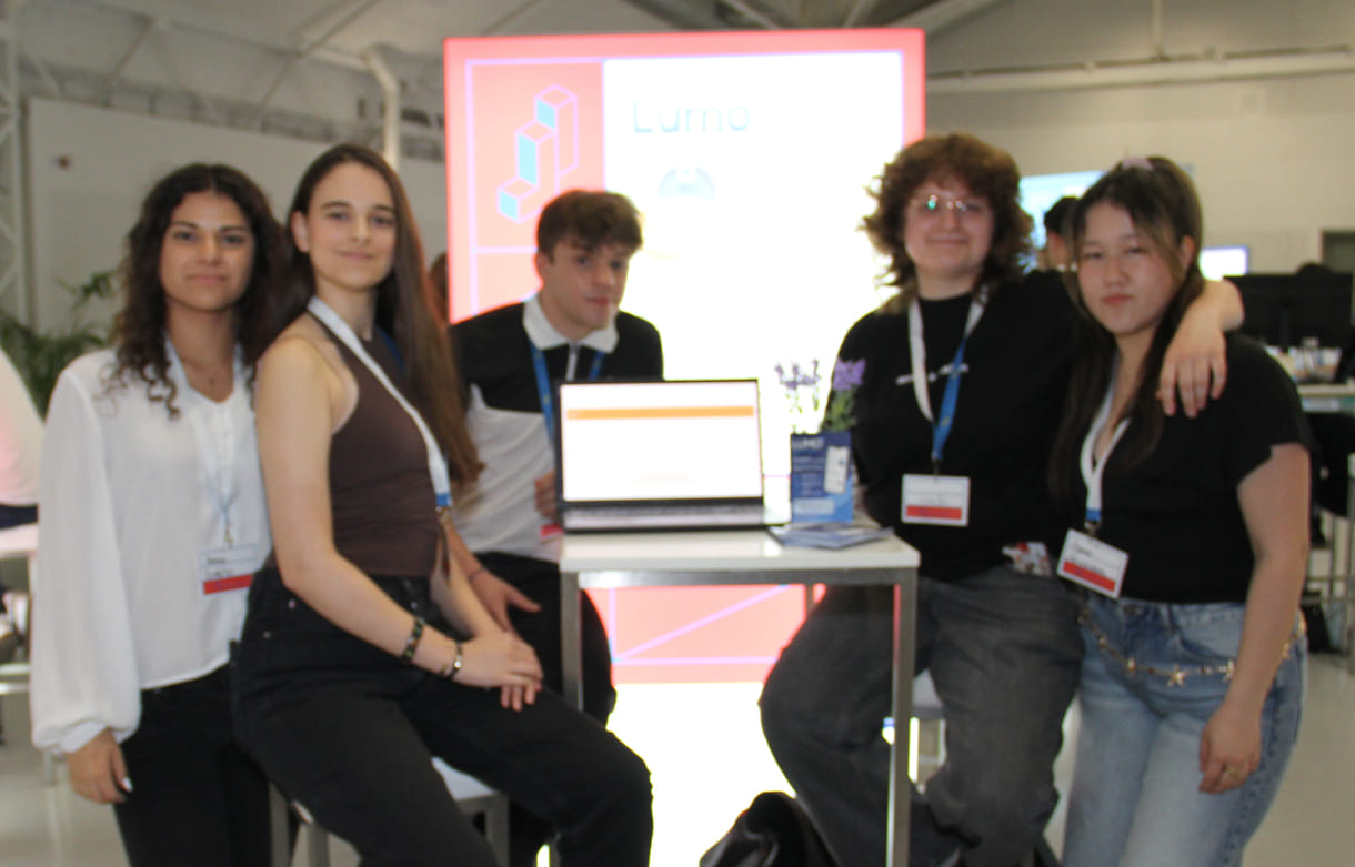 Anna Erdélyi, Monika Komsić, Lars hornig, Jennifer Dumitriu und Ayana Akimalieva präsentieren auf Monitoren Lumo - eine spielerische Lern-App für Legasteheniker:innen