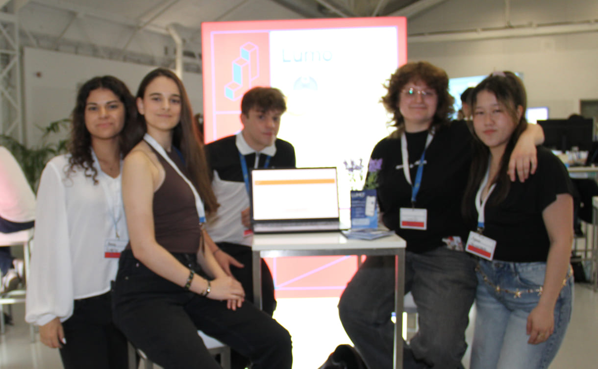 Anna Erdélyi, Monika Komsić, Lars hornig, Jennifer Dumitriu und Ayana Akimalieva präsentieren auf Monitoren Lumo - eine spielerische Lern-App für Legasteheniker:innen