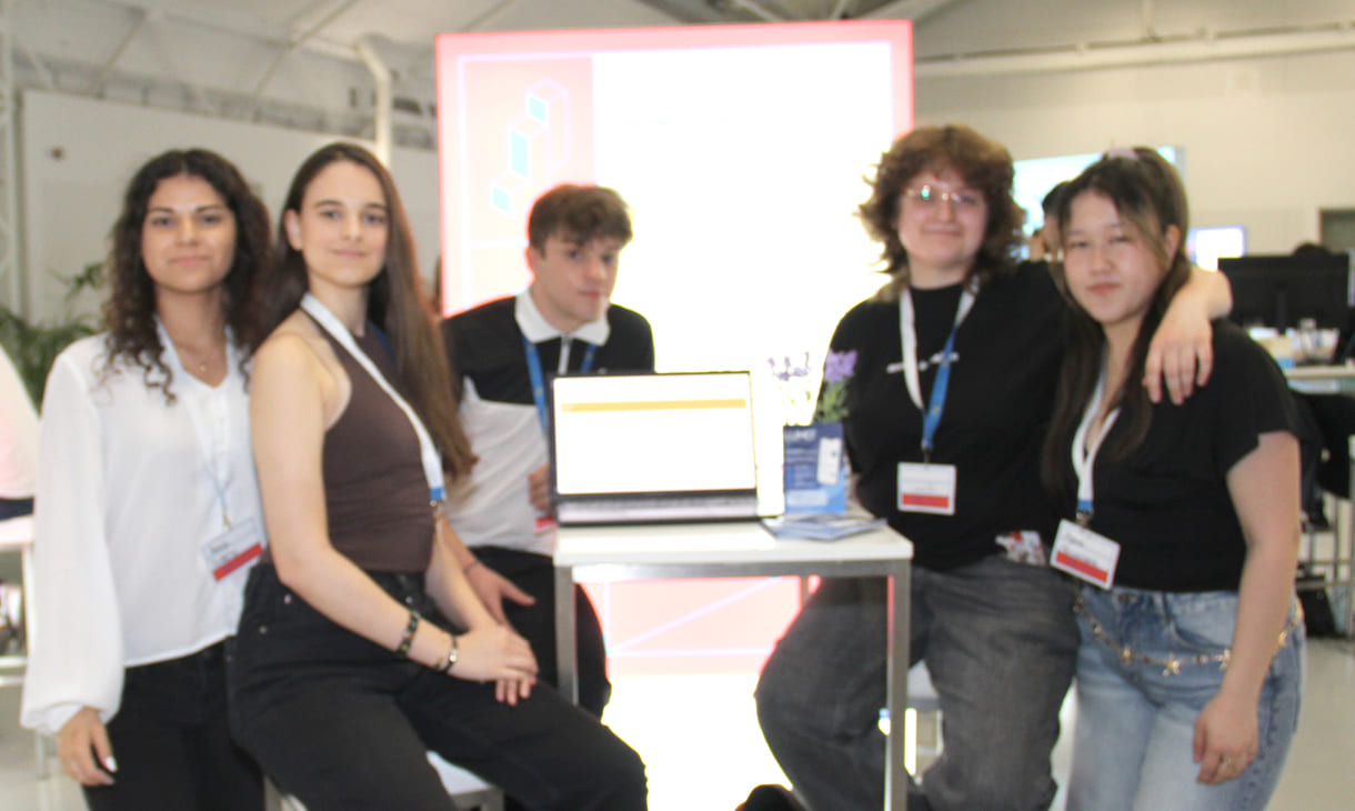Anna Erdélyi, Monika Komsić, Lars hornig, Jennifer Dumitriu und Ayana Akimalieva präsentieren auf Monitoren Lumo - eine spielerische Lern-App für Legasteheniker:innen