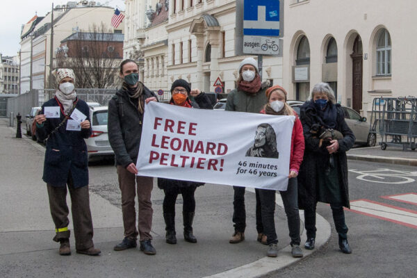 Aktion zur Freilassung des indigenen Aktivisten aus US-Gefängnis in der Wiener Boltzmanngasse nahe der US-Botschaft