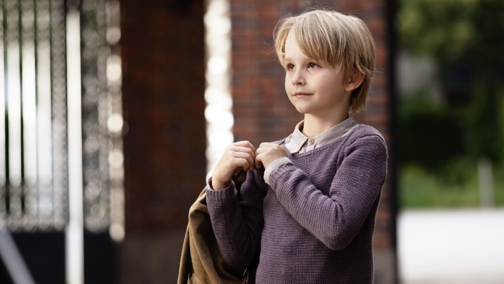 Szenenfoto aus "Lieber Kurt" mit dem Kind Kurt, gespielt von Levi Wolter