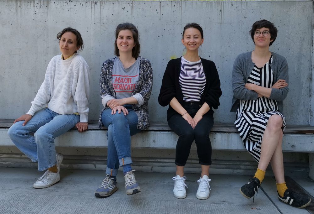 Vier junge Frauen sitzen auf einer Bank: Anna Pech, Sara Schausberger, Kathi Pech, Greta Egle 