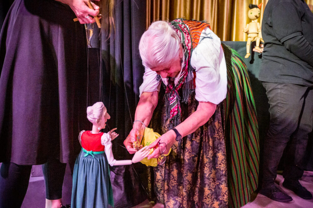 Erika Ebenseer (89) und ihr von Scarlett Köfner angefertigtes Marionetten-Ebenbild