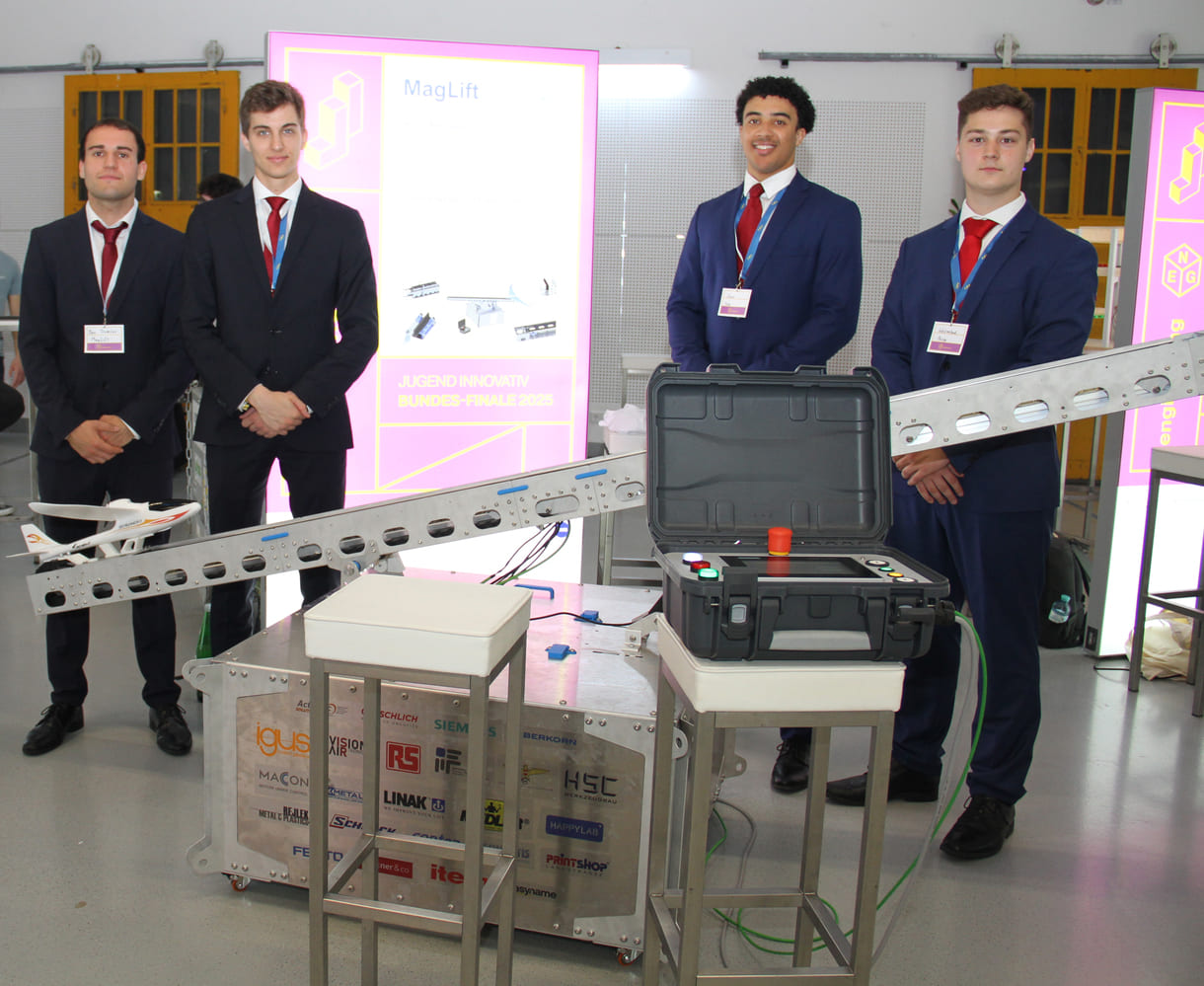 Ben Trumler, Max Zerovnik, Daniel Ezike und Philipp Weissenbach mit ihrer Kleinflugzeug-Abschussrampe mit Hilfe von Magnetismus