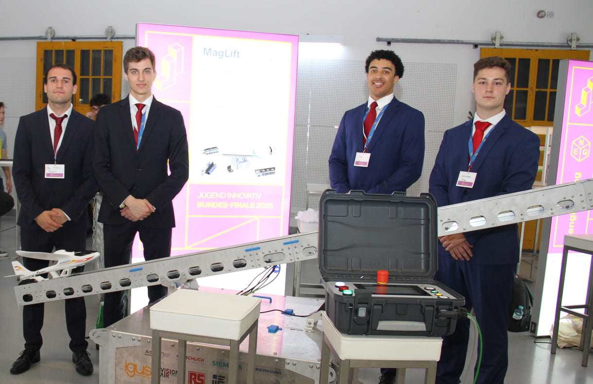 Ben Trumler, Max Zerovnik, Daniel Ezike und Philipp Weissenbach mit ihrer Kleinflugzeug-Abschussrampe mit Hilfe von Magnetismus