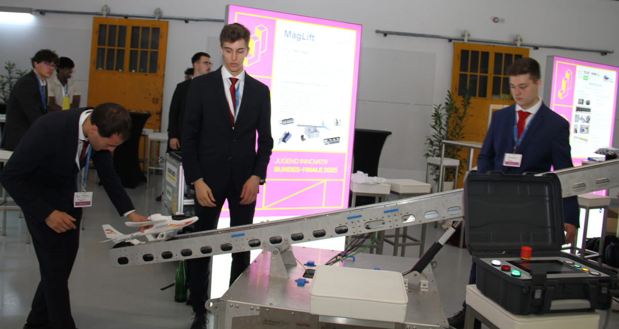 Ben Trumler, Max Zerovnik, Daniel Ezike und Philipp Weissenbach mit ihrer Kleinflugzeug-Abschussrampe mit Hilfe von Magnetismus