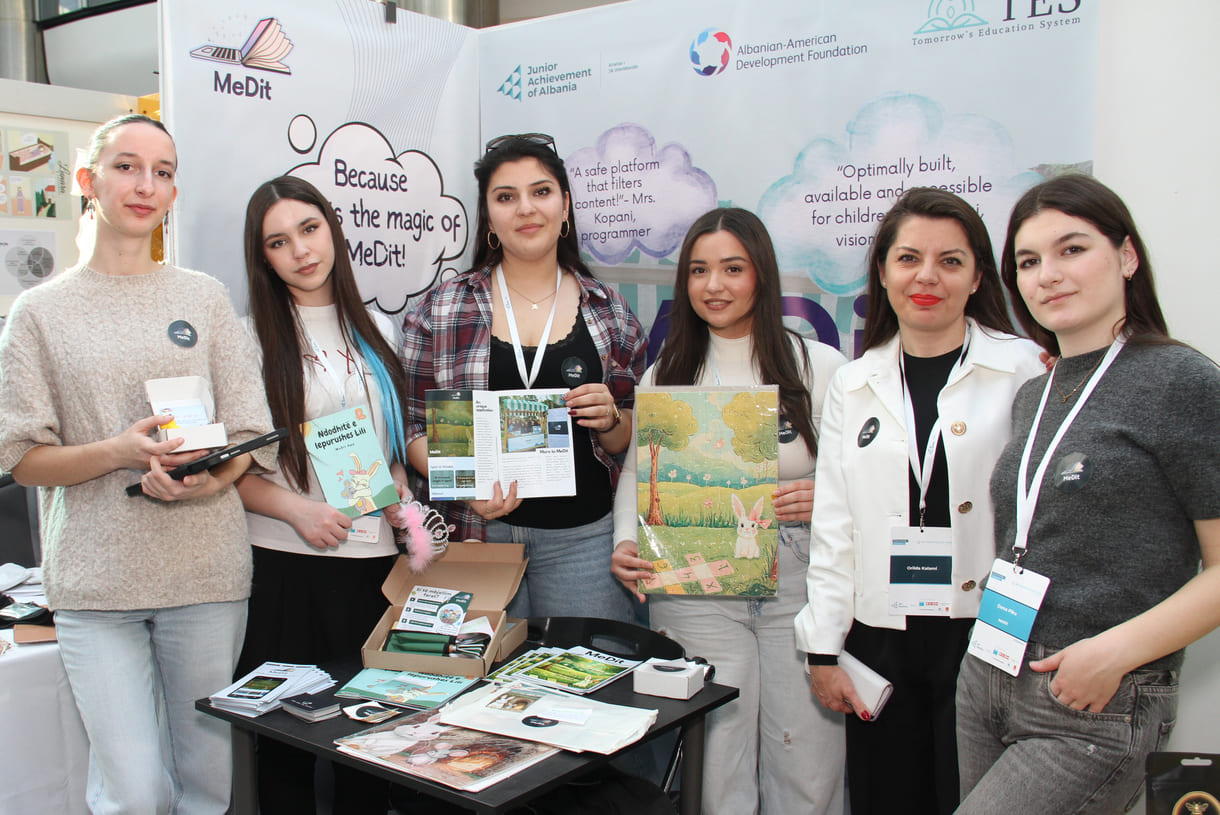 Das erfolgreiche Team von MeDit aus Albanien mit einigen Elementen ihrer digitalen und analogen Lernplattform