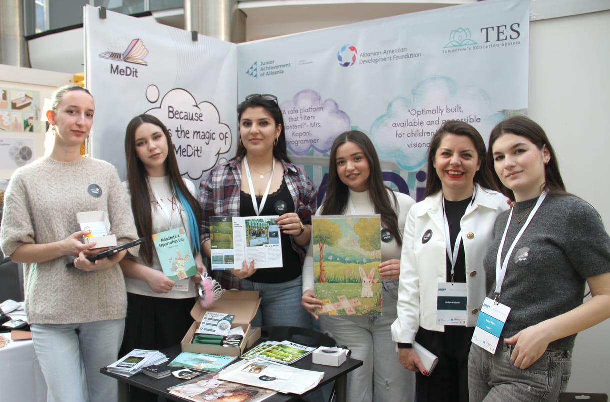 Das erfolgreiche Team von MeDit aus Albanien mit einigen Elementen ihrer digitalen und analogen Lernplattform