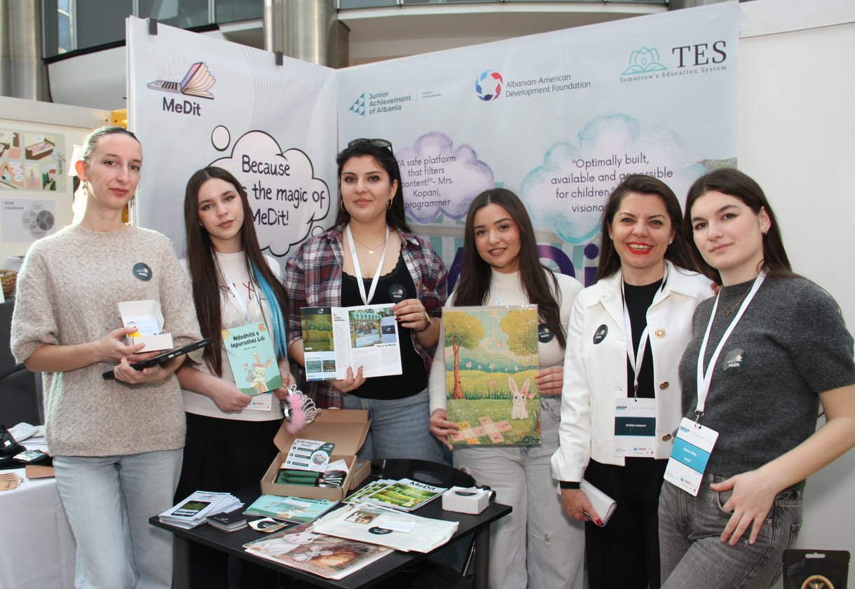 Das erfolgreiche Team von MeDit aus Albanien mit einigen Elementen ihrer digitalen und analogen Lernplattform