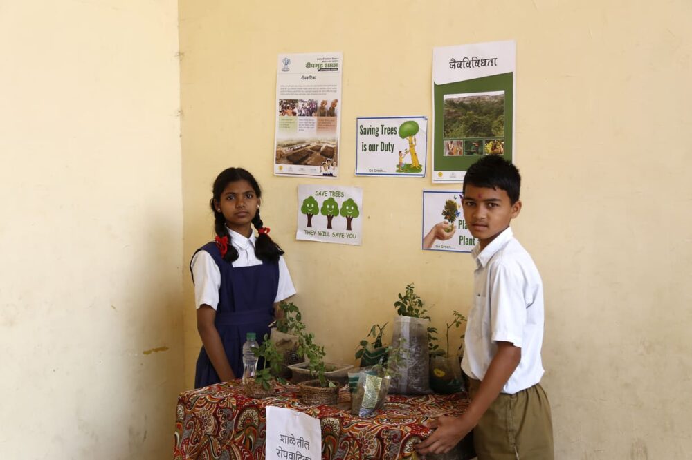 Schüler:innen der ZP-Schule im Bezirk Phalghar in Maharashtra (Indien) präsentieren ihre Pflanzen, die sie im Rahmen von Umweltaktivitäten ihrer Schule gesät hatten.