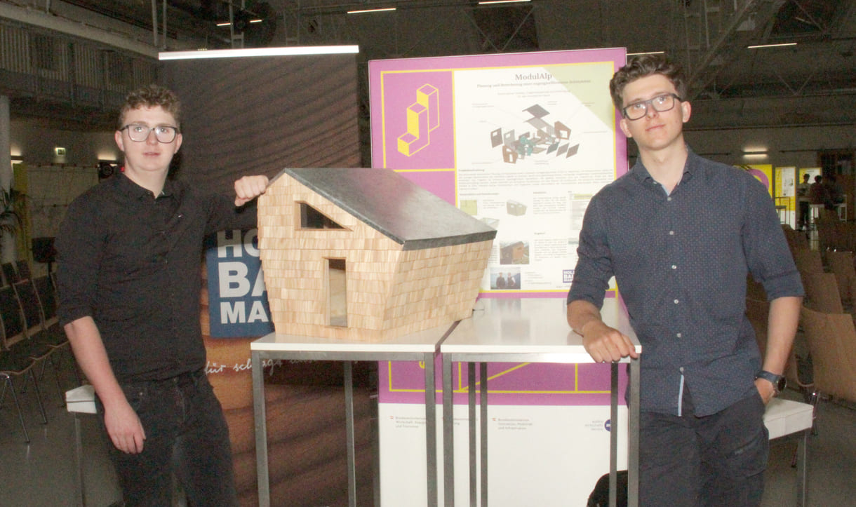 Lucas Eberharter und Philipp Kaserer mit ihrem maßstabgetreuen Modell einer Fertigteil-Berghütte