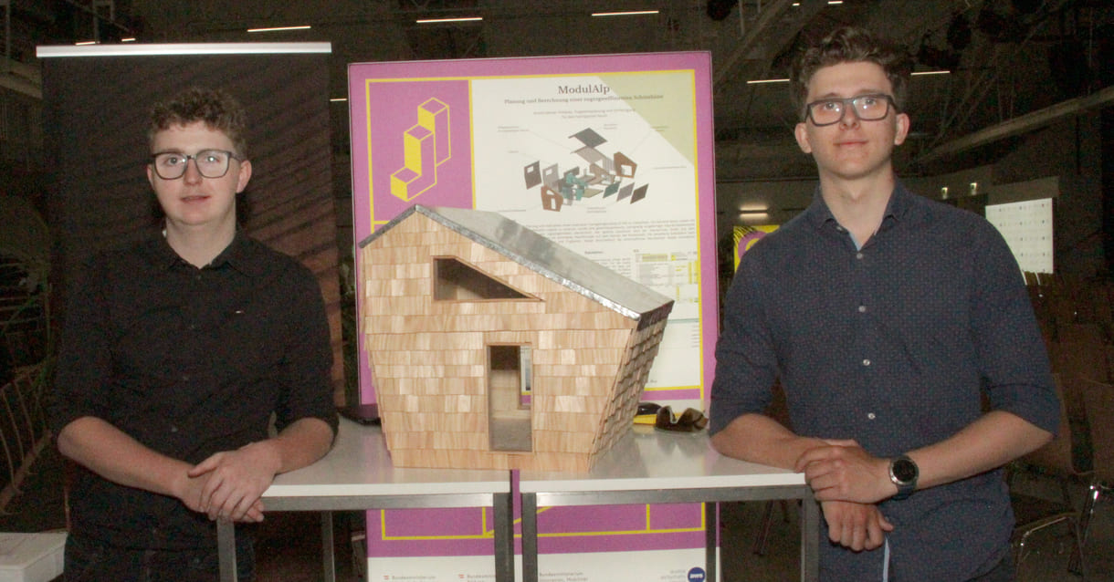 Lucas Eberharter und Philipp Kaserer mit ihrem maßstabgetreuen Modell einer Fertigteil-Berghütte