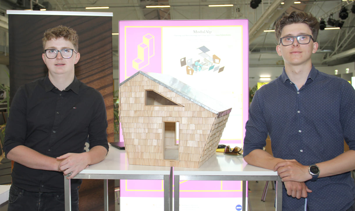 Lucas Eberharter und Philipp Kaserer mit ihrem maßstabgetreuen Modell einer Fertigteil-Berghütte